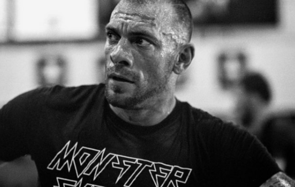 MMA BORAC NOKAUTIRAO ČOVEKA U KAFIĆU: 'Od svih ljudi na svetu GDE BAŠ NA MENE DA NALETIŠ'? (VIDEO) 